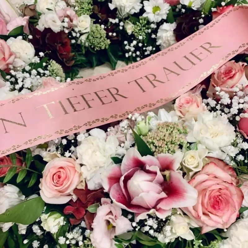 Trauerfloristik in Bad Saulgau | Ornamentum Blumen und Deko 1 Floristik für den Abschied mit rosa Rosen und Schleife – Ornamentum