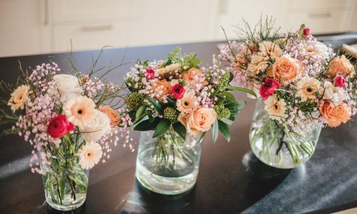 Blumen in drei Vasen
