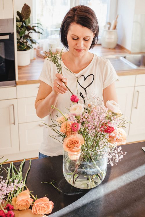 Steffi mit Schnittblumen in Vase