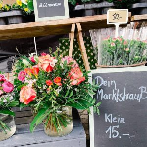 Frische Schnittblumen beim Wochenmarkt in Kißlegg