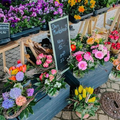Blumensträuße zur Auswahl am Marktstand von Ornamentum
