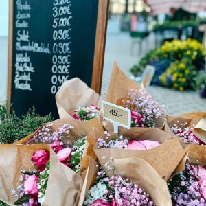 Marktstand von Ornamentum in Kißlegg mit frischen Blumen und Kräutern