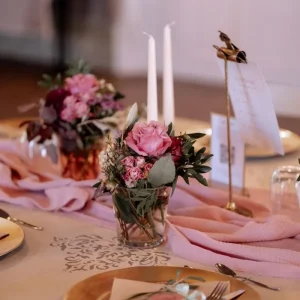 Romantisch gedeckter Tisch mit Blumenarrangement und Kerzen für festliche FeierSchleifen auf Motorhaube