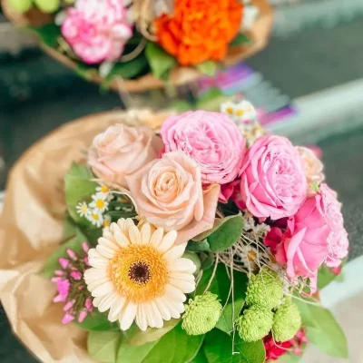 Blumenboxx mit roten Blüten – Ornamentum Kißlegg
