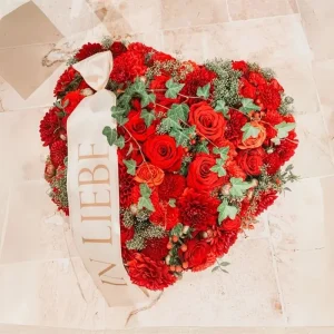 Trauerfloristik Bad Saulgau mit Rosen und Grün