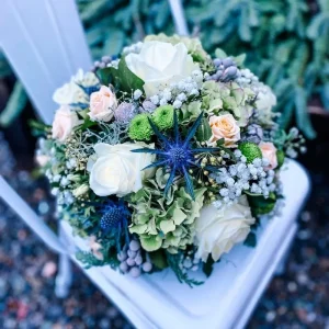 Blumenarrangement zur Trauer mit weißen Blüten – Ornamentum Reute