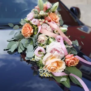 Autoschmuck zur Hochzeit mit Rosen, Schleierkraut und rosa Schleifen auf Motorhaube